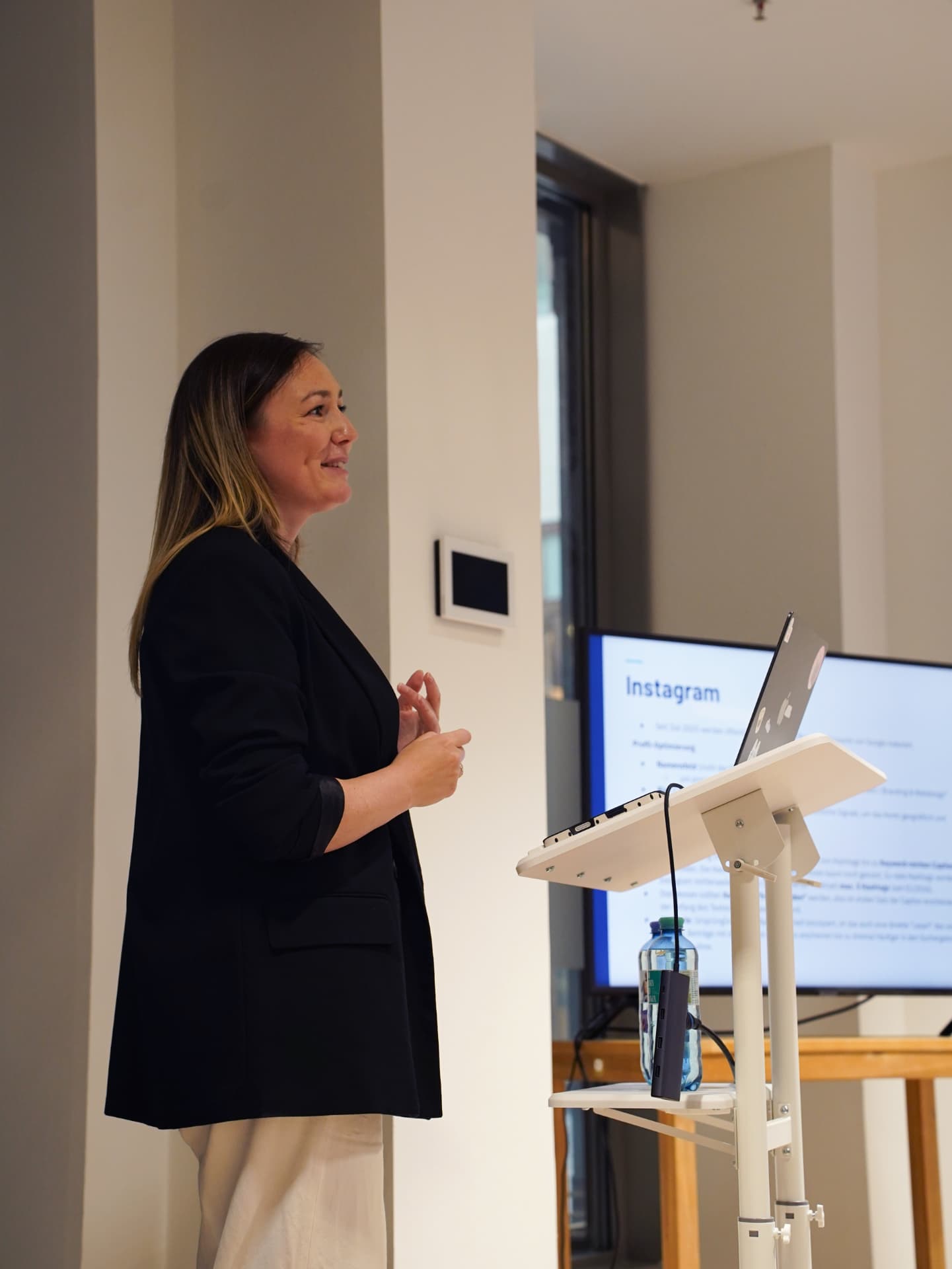 Speakerin präsentiert Social-Media-Insights auf der Bühne