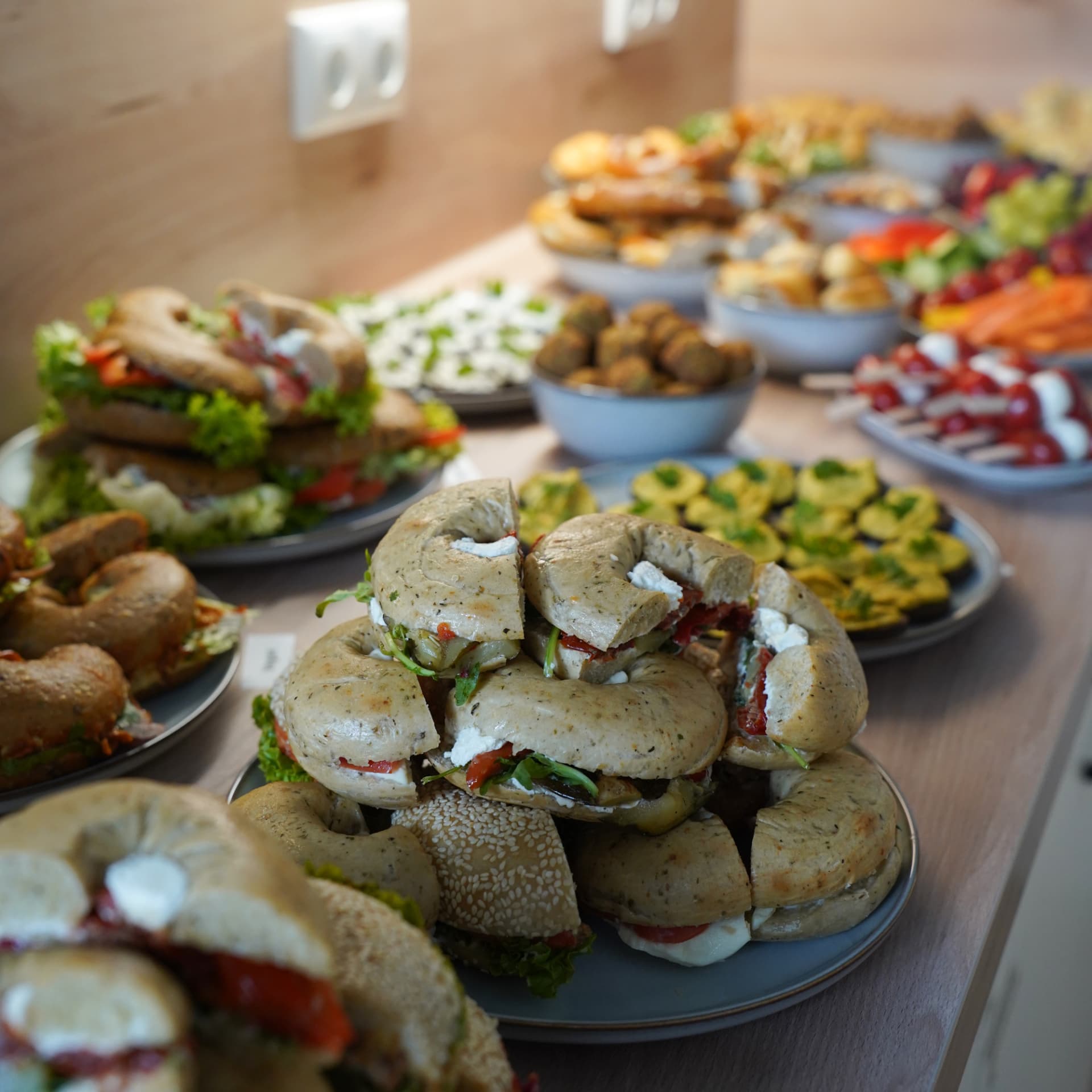 Frühstücksbuffet mit Bagels und Gemüsespießen beim Marketing Morning